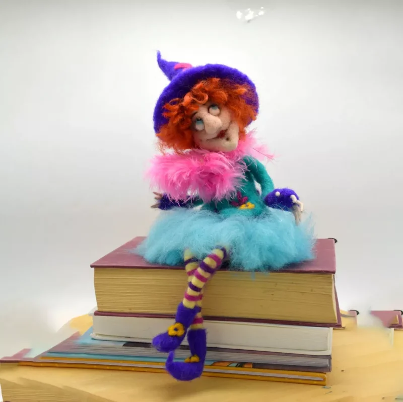 Halloween witch pin felting witch 03.webp