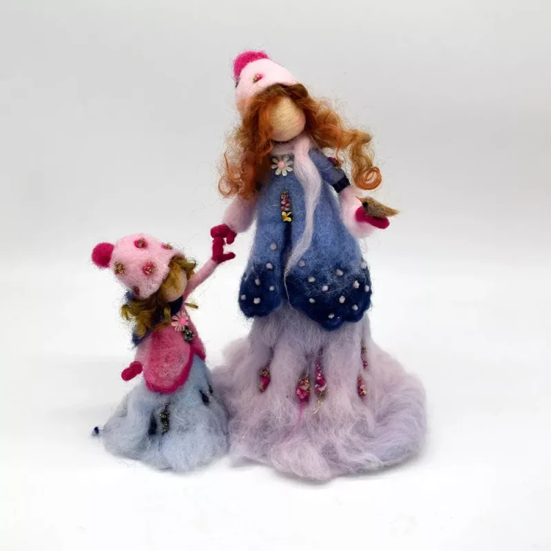Needle felted mother with daughter winter dolls 01